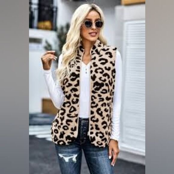 Leopard Sherpa Vest, Zips up the Front, 2 Pockets, Size Medium - Picture 1 of 12